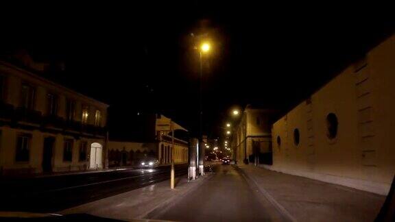 里斯本夜间街道交通