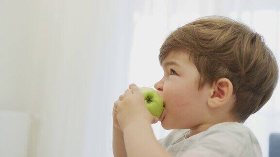 吃苹果的孩子