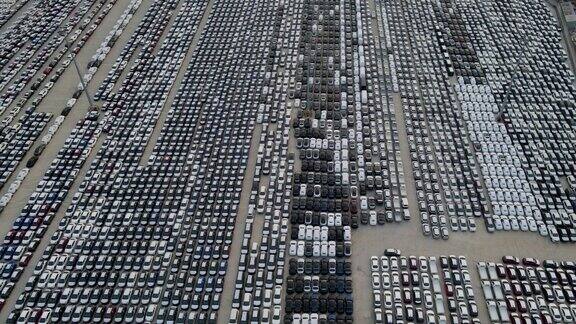 巨大的存储停车场汽车排好队准备分发的新汽车堆场鸟瞰图大型RoRo(Rollonoff)为航母车队的汽车或车辆进出世界市场常规的背景样本图像