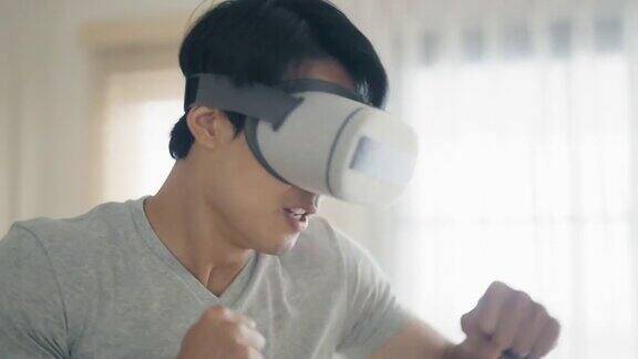 体育男子拳击在VR头戴式训练踢在虚拟现实家中