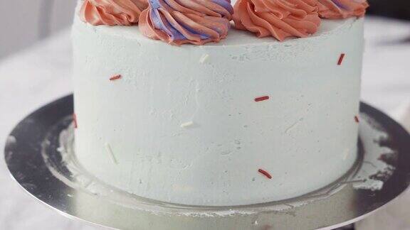 在圆形蛋糕的侧面撒上彩色的糖屑
