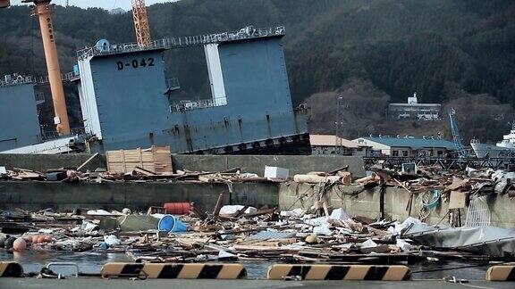 日本福岛2011年3月11日:海啸过后港口的废墟随处可见一切都被摧毁了