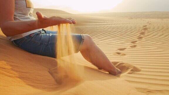 坐在沙丘上的女士慢镜头