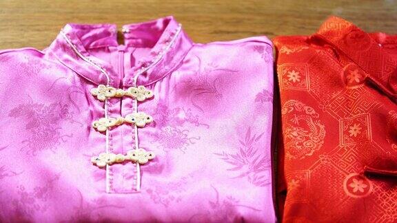 男女的传统服装旗袍还有红包和幸运包