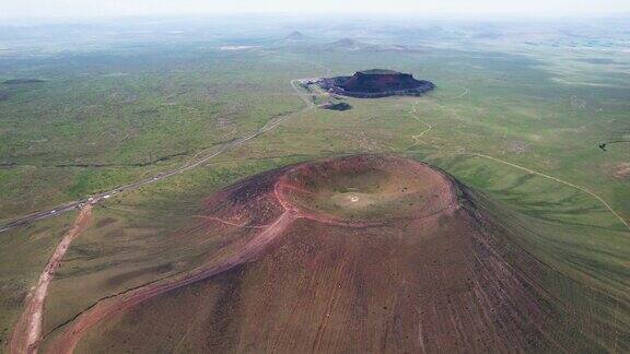 中国的大草原和火山口鸟瞰图