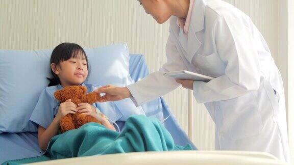 友善的医生给一个可爱的小女孩做例行检查中国和香港的医疗系统