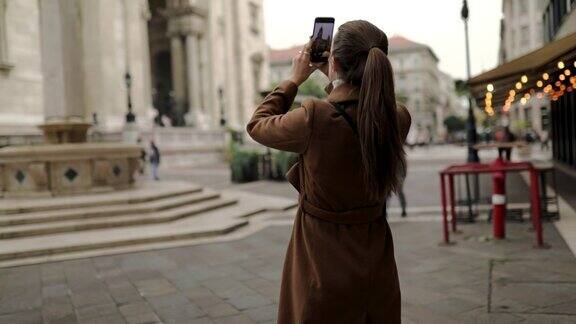 一名女游客在著名景点拍照的视频
