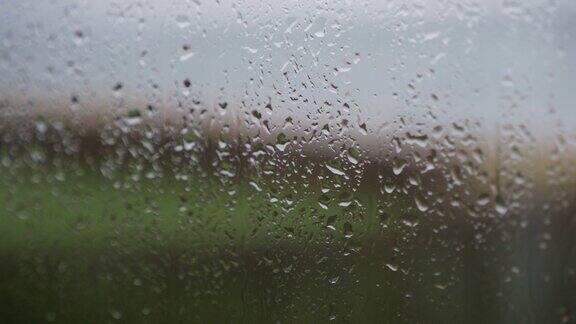 雨落在窗口