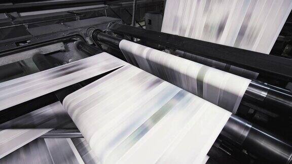印刷纸张在印刷厂的机器上运行