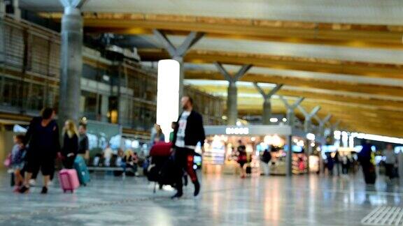 机场办理登机手续柜台大堂的旅客人群全景图