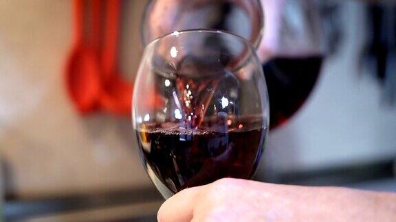 把葡萄酒倒进玻璃杯超级慢动作