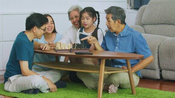 全家人都喜欢在客厅里下棋