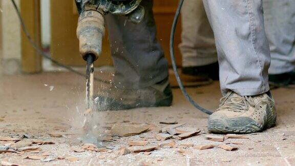 建筑工人翻新用手提钻拆除瓷砖慢动作