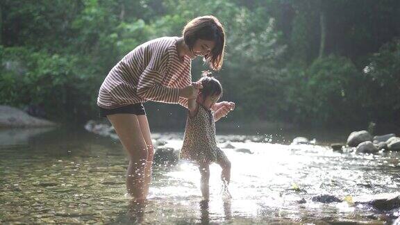 妈妈和宝宝玩瀑布和快乐露营泰国可爱