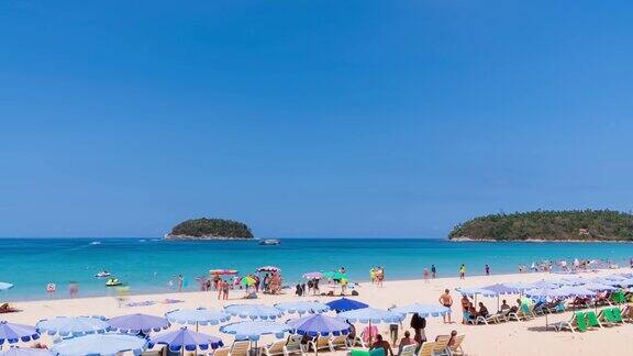 泰国普吉岛著名旅游胜地卡塔海滩的游客和碧蓝的碧海;缩小-时间流逝