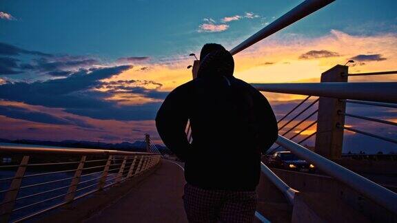 黄昏时分男子在桥上慢跑