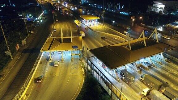 夜间城市街道交通的录像高速公路交通鸟瞰图和俯视图4K
