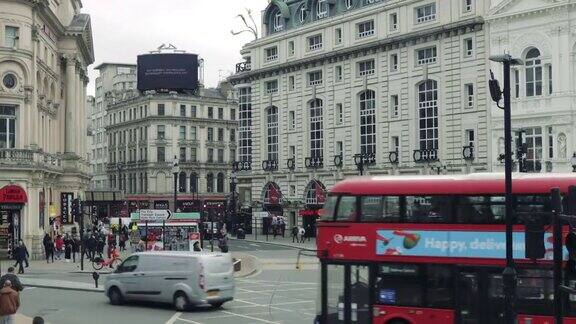 在伦敦市中心的POV驾驶双层巴士