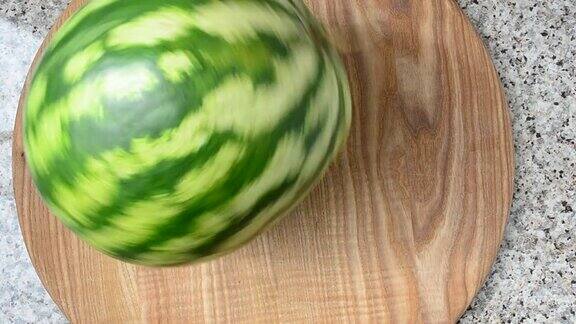 厨房板上的西瓜
