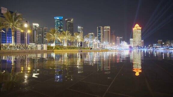 在卡塔尔多哈的西海湾摩天大楼放大和平移夜景