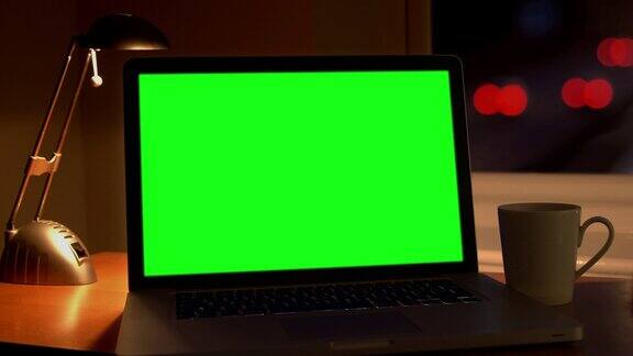 彩色键绿屏笔记本电脑通过窗口往家赶