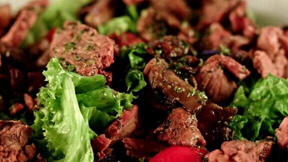 餐厅的食物多汁的肉配绿色蔬菜和蘑菇