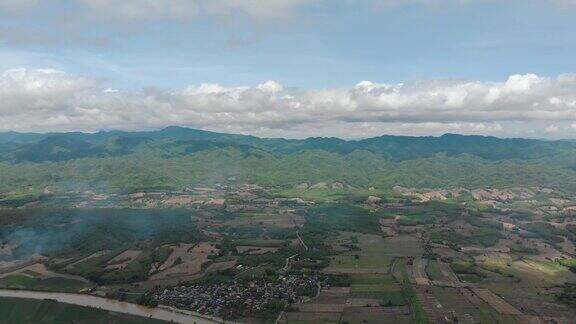 山旁的空旷农田