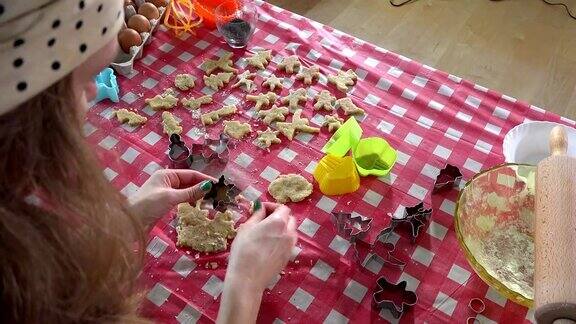 女人用双手制作圣诞饼干