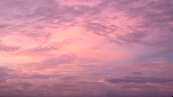 在热带气候下日落或日出时紫色的天空和粉红色的云