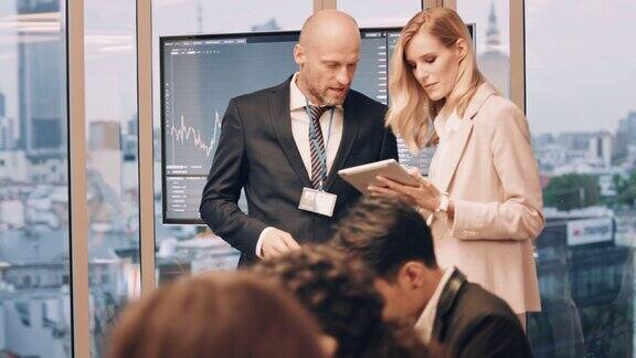 团队会议商务人士在会议室咨询股票市场交易