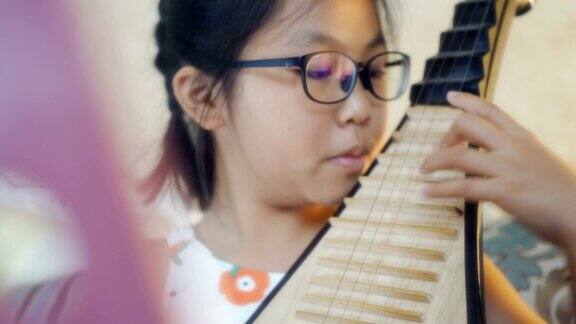 小女孩弹琵琶