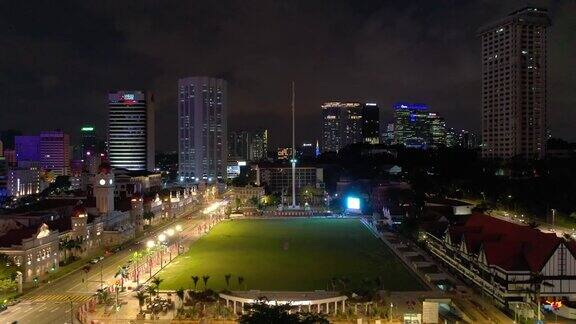 夜间照明吉隆坡城著名的宫殿广场野地交通街道航拍4k马来西亚全景图