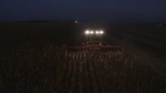 晚上收割玉米