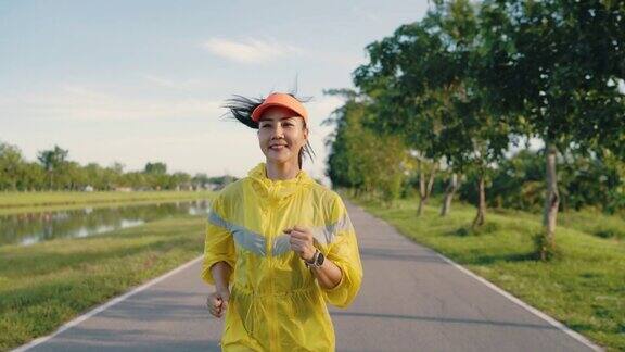 亚洲女性慢跑