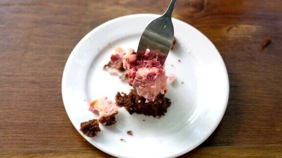 吃着树莓布朗尼蛋糕