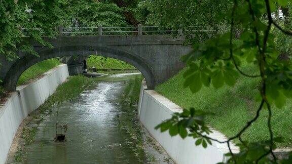 沟渠河上的桥