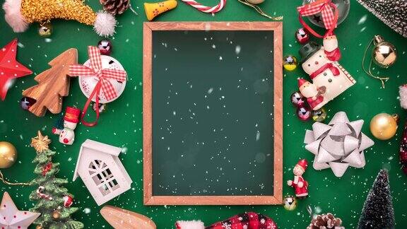 Topviewflatlay的礼物礼盒与红色和丝带包装绿色的纸和空白的空间与雪花飘落的新年和圣诞节日问候背景