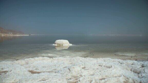 以色列死海岸边的盐沉积