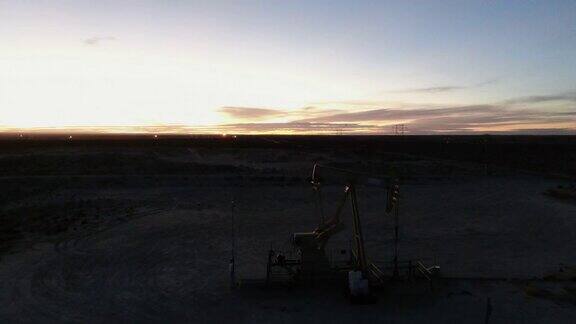 日落时分新墨西哥州卡尔斯巴德附近的抽油机