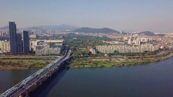 韩国首尔市东杰克大桥上的汽车行驶鸟瞰图横跨汉江进入北汉城塔
