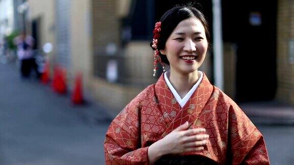 穿和服的日本女孩在涉谷和她的朋友聊天