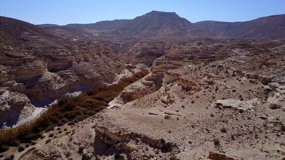 无人机飞越以色列沙漠峡谷