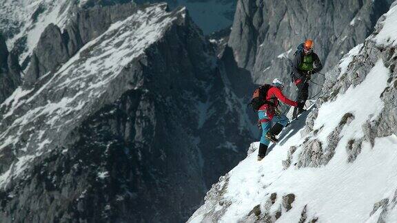 两名冬季登山者通过费拉塔攀爬的LD照片