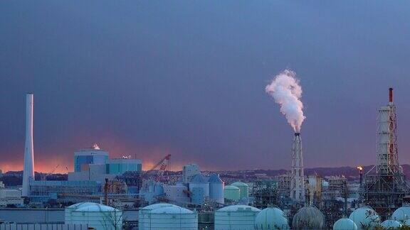 黄昏时分的炼油厂石油和天然气工业