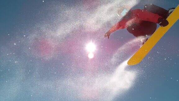 滑雪跳跃飞向蓝天慢镜头