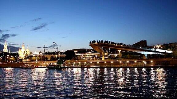 莫斯科河堤上的扎里亚耶公园浮桥(和旅游游船)莫斯科俄罗斯
