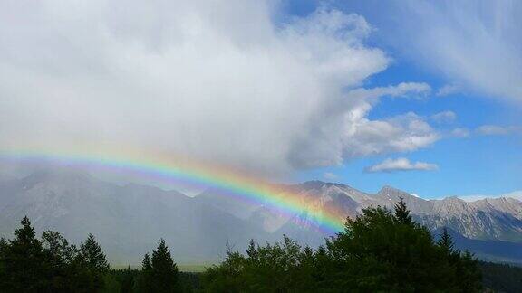 加拿大班夫国家公园上空的大彩虹