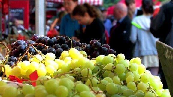 绿色和蓝色的葡萄-水果摊在市场上