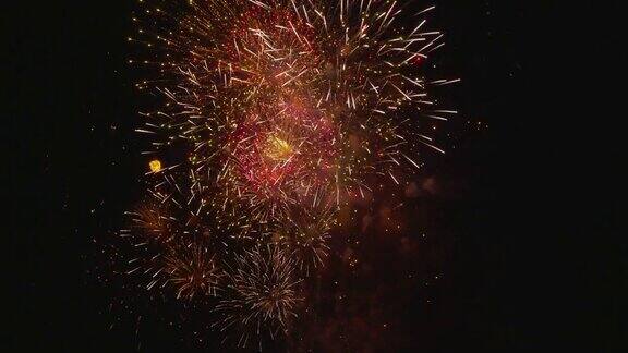 曼谷湖上的烟火表演伴随着真实的声音人们正在倒计时庆祝新年