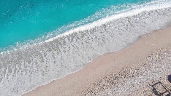 无人机拍摄的美丽夏日沙滩和海洋